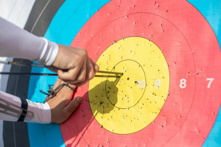 A bullseye with an arrow, a metaphor for goal setting