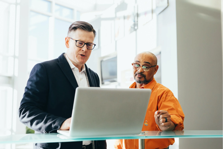 A leader and his employee having a one to one coaching session